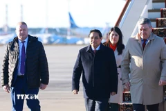 Thứ trưởng Bộ Ngoại giao Liên bang Nga Rudenko Andrey Yurevych đón Thủ tướng Phạm Minh Chính tại sân bay Vnukovo 2, thủ đô Moskva. (Ảnh: Dương Giang/TTXVN)