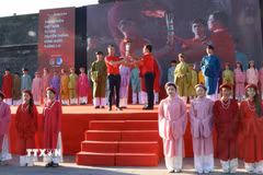 Nghi thức trao đuốc Hành trình "Tôi yêu Tổ quốc tôi" cho đại diện Thành Đoàn Huế. (Ảnh: Văn Dũng/TTXVN)