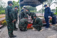Lực lượng chuyên môn tiến hành đưa hài cốt liệt sỹ ra khỏi mộ để lấy mẫu giám định. (Ảnh minh họa. Thanh Liêm/TTXVN)