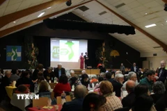 Buổi tiệc gây quỹ hoạt động ủng hộ Việt Nam của Hội ADM Vietnam. (Ảnh: Đào Dũng/TTXVN)