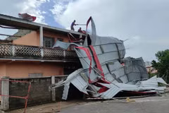 Một ngôi nhà ở quận Mananjary, Madagascar bị tốc mái do bão. (Ảnh: AP)