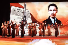 Bằng sự kết hợp hài hòa giữa âm nhạc truyền thống và hiện đại, chương trình đã tái hiện sinh động hành trình vĩ đại của người thanh niên yêu nước Nguyễn Tất Thành. (Ảnh: Hữu Duyên/TTXVN)