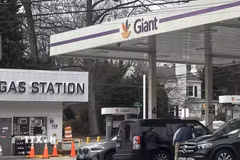 Người dân mua xăng tại một trạm bán lẻ xăng dầu trên Đại lộ Connecticut ở thủ đô Washington của Mỹ. (Ảnh: Ngọc Quang/TTXVN)