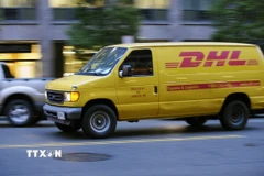 Xe vận chuyển của Công ty chuyển phát nhanh DHL Express trên đường phố tại Washington, DC, Mỹ. (Ảnh: AFP/TTXVN)