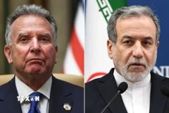 Đặc phái viên của Tổng thống Mỹ, ông Steve Witkoff (trái), và Ngoại trưởng Iran Abbas Araghchi. (Ảnh: IRNA/TTXVN)
