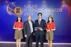 Ông Teo Siong Seng, Chủ tịch Hội đồng Tư vấn Kinh doanh ASEAN tại Singapore, chúc mừng và trao giải thưởng cho Vietjet.