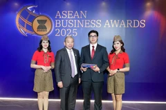 Ông Teo Siong Seng, Chủ tịch Hội đồng Tư vấn Kinh doanh ASEAN tại Singapore, chúc mừng và trao giải thưởng cho Vietjet.