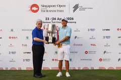 Golfer Ham Jeong-woo (phải) nhận cúp vô địch Singapore Open từ ông Chan Yeng Kit, Giám đốc điều hành SPH Media. (Ảnh: The Business Times)