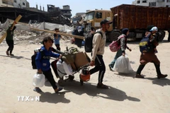 Người dân di dời khỏi Shuja'iyya, khu lân cận thành phố Gaza. (Ảnh: THX/TTXVN)