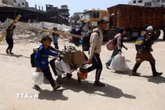 Người dân di dời khỏi Shuja'iyya, khu lân cận thành phố Gaza. (Ảnh: THX/TTXVN)