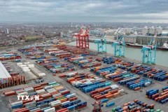 Quang cảnh cảng hàng hóa ở Liverpool, Anh. (Ảnh: THX/TTXVN)