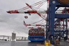 Tàu container thuộc công ty vận tải COSCO của Trung Quốc neo tại cảng Long Beach, bang California, Mỹ. (Ảnh: THX/TTXVN)
