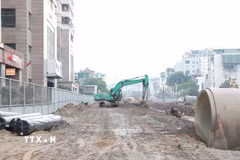 Tiến độ giải phóng mặt bằng tuyến đường Vành đai 2.5 Hà Nội qua phường Cầu Giấy dài 1.130m, đang được tập trung hoàn tất giải phóng mặt bằng để phục vụ thi công. (Ảnh: TTXVN phát)