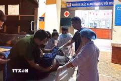 Quá trình đưa nạn nhân P. đi cấp cứu tại Bệnh viện Đa khoa Tây Bắc Nghệ An được thực hiện nhanh chóng, an toàn, kịp thời. (Ảnh: TTXVN phát)