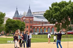 Du khách tham quan Quảng trường Quốc gia tại Washington D.C. (Ảnh: Ngọc Quang/TTXVN)