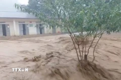 Nước lũ đổ về. (Ảnh: TTXVN phát)