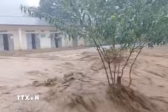 Nước lũ đổ về. (Ảnh: TTXVN phát)
