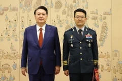 Cựu Tổng thống Yoon Suk Yeol và Trung tướng Jeong Jin Pal. (Ảnh: Yonhap)
