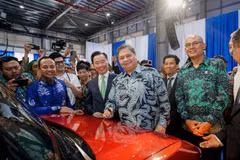 Ông Airlangga Hartarto - Bộ trưởng Điều phối kinh tế Indonesia (thứ 2 từ phải), ký tặng lên xe điện VF 3 trong lễ khánh thành. (Ảnh: VinFast)