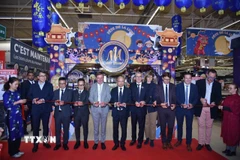 Đại sứ Đinh Toàn Thắng cùng lãnh đạo tỉnh, vùng địa phương và quan khách cắt băng khai trương Tuần hàng Việt Nam tại Carefour Verdun. (Ảnh: Ngọc Hiệp/TTXVN)