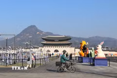 Cổng Gwanghwa, cửa chính của cung điện Gyeongbok nằm trên trục đường trung tâm nhất của Thủ đô Seoul. (Ảnh: Khánh Vân/TTXVN)