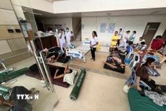 Nạn nhân bị thương do động đất được đưa tới bệnh viện ở Cebu, Philippines, ngày 1/10/2025. (Ảnh: THX/TTXVN)