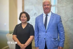 Đại sứ Phạm Thị Thu Hương gặp Thống đốc vùng quần đảo Ionian Yianis Trepeklis. (Ảnh TTXVN phát)