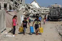 Trẻ em Palestine lấy nước sinh hoạt tại khu vực Sheikh Radwan, Gaza. (Ảnh: THX/TTXVN)