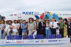 Du khách Nga chụp ảnh lưu niệm cùng các đại biểu đại diện tỉnh Khánh Hòa. (Ảnh: TTXVN phát)\