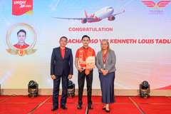 Achacoso Louis Tadle (Philippines) nhận bằng tốt nghiệp từ lãnh đạo Học viện Hàng không Vietjet Victoria.