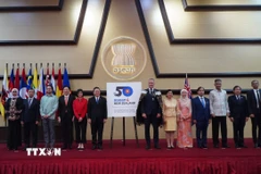 Tổng thư ký ASEAN Kao Kim Hourn cùng đại diện các phái đoàn thường trực các nước tại ASEAN tại lễ công bố logo kỷ niệm 50 năm Quan hệ Đối tác đối thoại ASEAN-New Zealand. (Ảnh: Đào Trang/TTXVN)