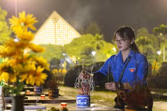Đoàn viên thanh niên tỉnh Điện Biên thành kính dâng hương tưởng nhớ các Anh hùng liệt sỹ tại Nghĩa trang Liệt sỹ quốc gia A1. (Ảnh: Xuân Tư/TTXVN)