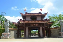 Cổng chùa Thiên Hưng.