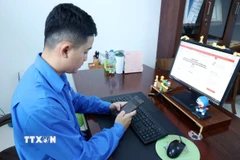 Anh Võ Tiến Tuấn Niê, Bí thư Chi đoàn cơ sở Tỉnh đoàn Đắk Lắk, góp ý sửa đổi, bổ sung Hiến pháp trên ứng dụng VNeID. (Ảnh: Hoài Thu/TTXVN)