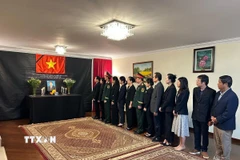 Đại sứ Việt Nam tại Brazil, Bùi Văn Nghị, cùng toàn thể cán bộ, nhân viên và gia đình Đại sứ quán và Phòng Tùy viên Quốc phòng viếng nguyên Chủ tịch nước Trần Đức Lương. (Ảnh: Đại sứ quán cung cấp/TTXVN phát)