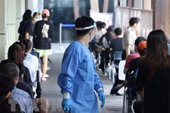 Người dân xếp hàng chờ xét nghiệm COVID-19 tại Seoul, Hàn Quốc, ngày 10/8/2022. (Ảnh: YONHAP/TTXVN)