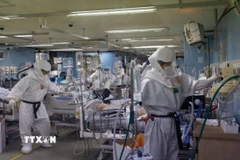 Nhân viên y tế điều trị cho bệnh nhân COVID-19 tại bệnh viện ở Gyeonggi, Hàn Quốc ngày 16/12/2021. (Ảnh: Getty Images/TTXVN)