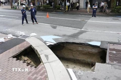 Hố tử thần xuất hiện tại khu vực Tenjin, thành phố Fukuoka, Nhật Bản, ngày 10/6. (Ảnh: Kyodo/TTXVN)