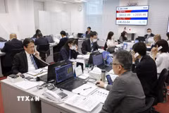 Giao dịch viên tại một công ty chứng khoán ở Tokyo, Nhật Bản. (Ảnh: Kyodo/TTXVN)