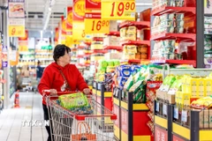 Người dân mua sắm tại siêu thị ở tỉnh Hắc Long Giang, Trung Quốc. (Ảnh: THX/TTXVN)