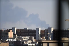 Khói bốc lên sau cuộc tấn công của Israel tại Tehran, Iran. (Ảnh: THX/TTXVN)