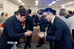 Đại diện các doanh nghiệp hai nước trao đổi liên lạc, giao lưu sau Hội thảo. (Ảnh: Xuân Giao/TTXVN)