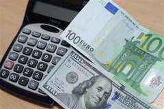 Đồng euro (phía trên) và đồng USD. (Ảnh: THX/TTXVN) 