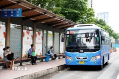 Trạm dừng xe buýt trên đường Hàm Nghi, phường Bến Thành, Thành phố Hồ Chí Minh. (Ảnh: Hồng Đạt/TTXVN)