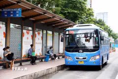 Trạm dừng xe bus trên đường Hàm Nghi, phường Bến Thành, Thành phố Hồ Chí Minh. (Ảnh: Hồng Đạt/TTXVN)