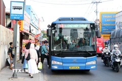 Khách lên, xuống tàu metro tuyến số 1 tại ga Thảo Điền, thành phố Thủ Đức. (Ảnh: Hồng Đạt/TTXVN)