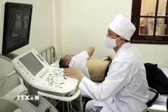 Bác sỹ quân y siêu âm cho người dân ở thị trấn Đồng Đăng, huyện Cao Lộc, tỉnh Lạng Sơn. (Ảnh: Văn Đạt/TTXVN)
