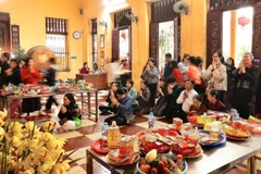 Người dân làm lễ cầu an trong dịp Rằm tháng Giêng tại chùa Quán Sứ. Vào những ngày đầu năm, nhiều người đến chùa dâng hương, chuẩn bị lễ vật và thành tâm khấn nguyện, mong một năm bình an, thuận lợi. (Ảnh: Phạm Tuấn Anh/TTXVN)