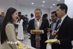 Các đại biểu tìm hiểu sản phẩm của các doanh nghiệp Campuchia trưng bày tại hội thảo. (Ảnh: Minh Hưng/TTXVN)