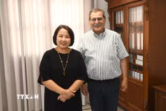 Đại sứ Phạm Thị Thu Hương làm việc với Thị trưởng Patras, Kostas Peletidis. (Ảnh: Đại sứ quán Việt Nam tại Hy Lạp cung cấp)